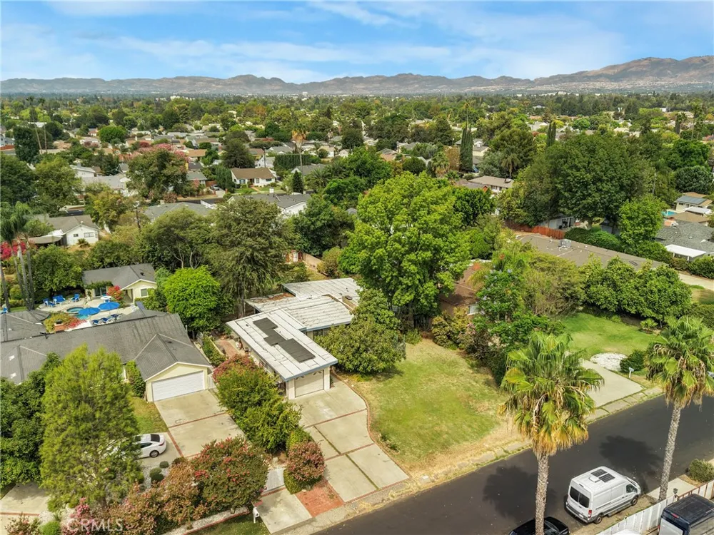7911 Genesta Lake Balboa, CA 91406