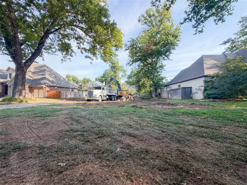 2529 E 25th Place