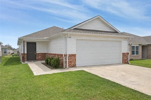 618 Georgia Place W