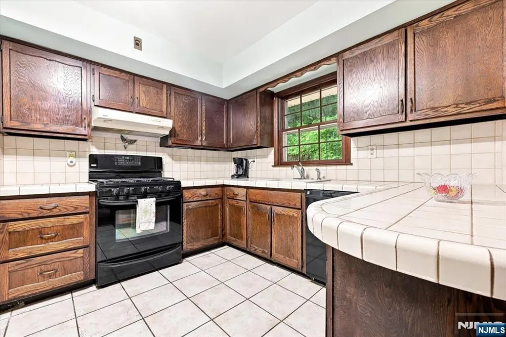 24 Hickory Road Ringwood, NJ 07456