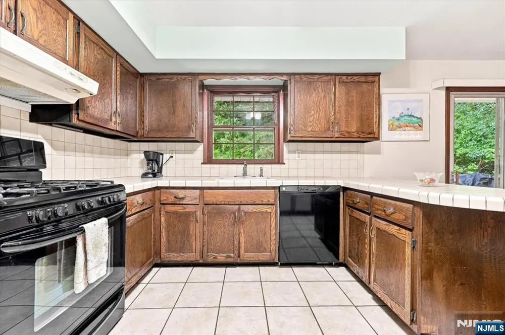 24 Hickory Road Ringwood, NJ 07456