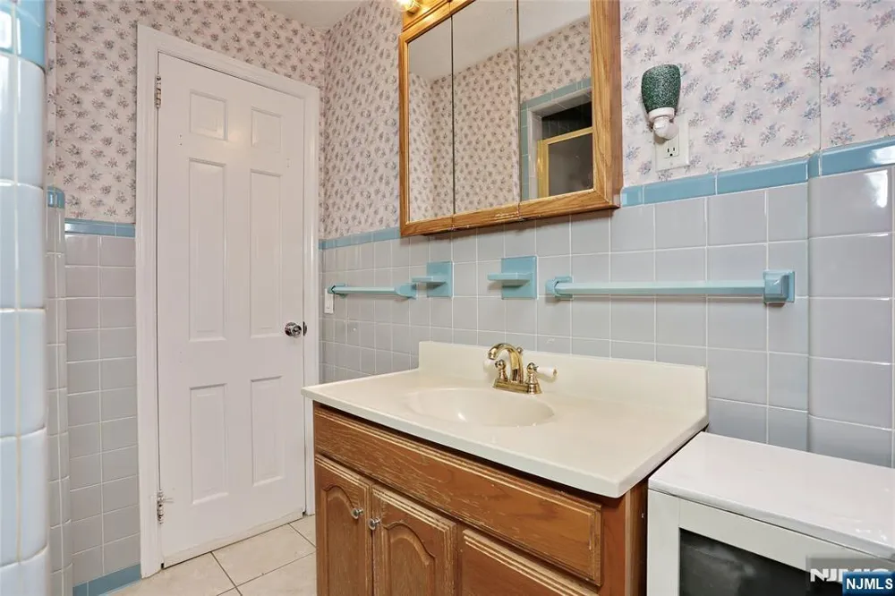 137 Manhattan Avenue Waldwick, NJ 07463