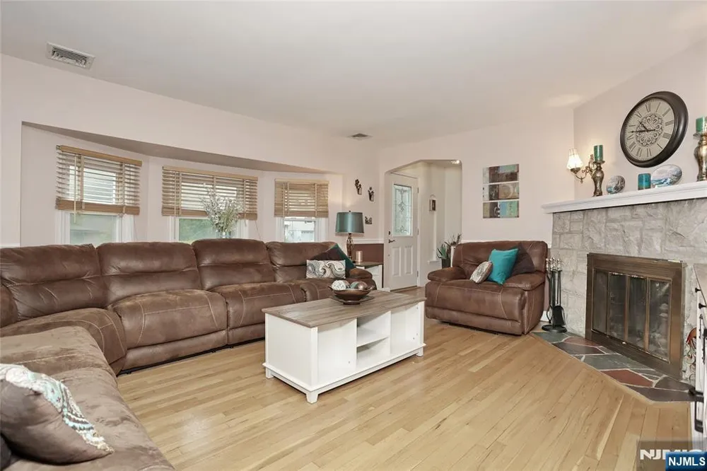137 Manhattan Avenue Waldwick, NJ 07463