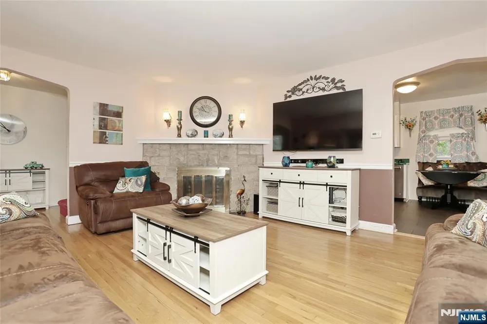 137 Manhattan Avenue Waldwick, NJ 07463