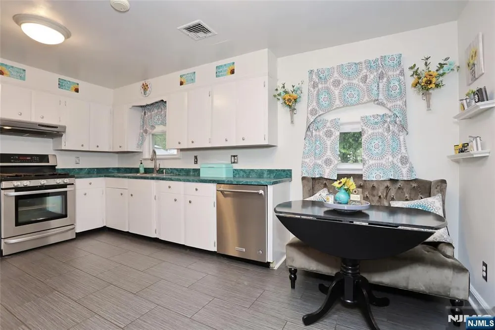 137 Manhattan Avenue Waldwick, NJ 07463