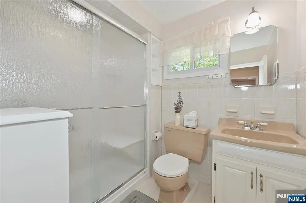 95 Knollwood Drive Paramus, NJ 07652