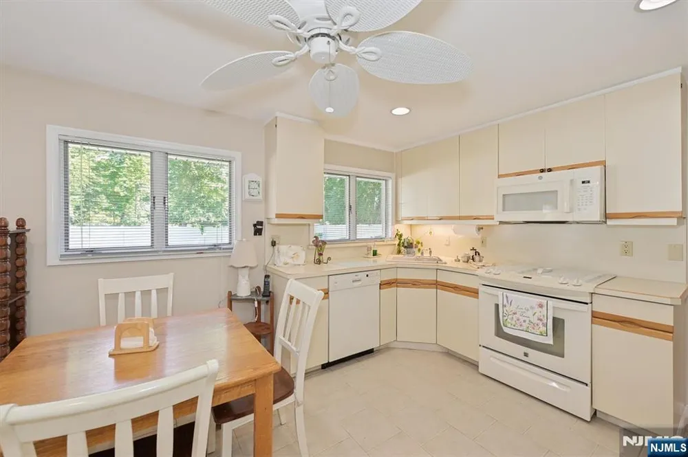 95 Knollwood Drive Paramus, NJ 07652