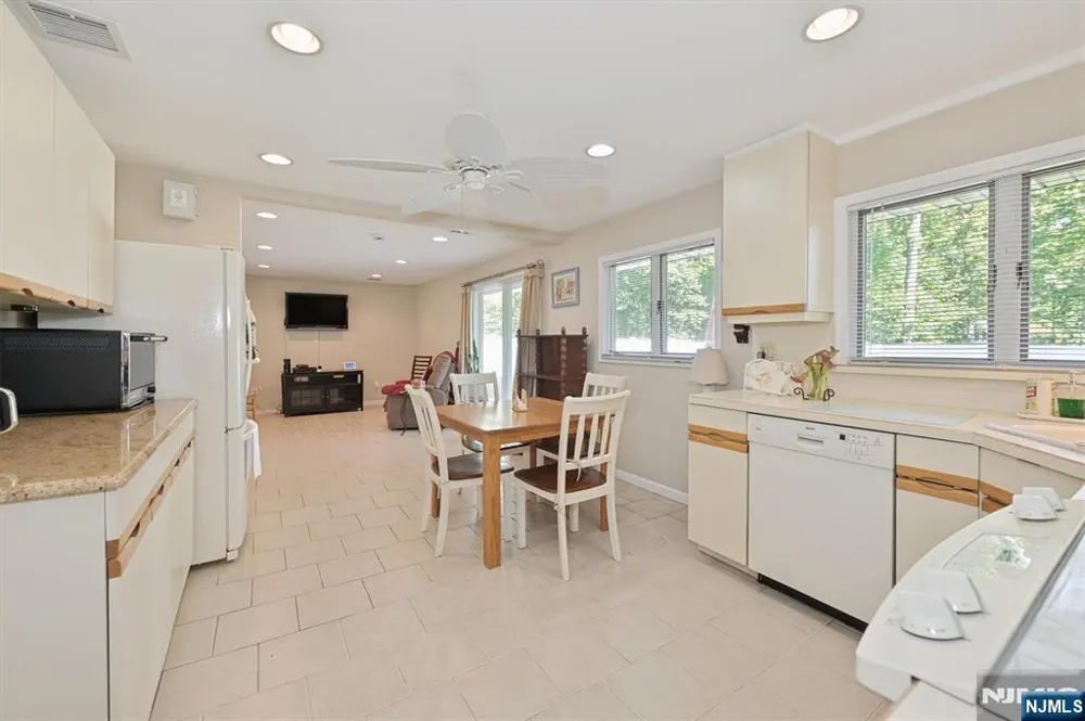 95 Knollwood Drive Paramus, NJ 07652