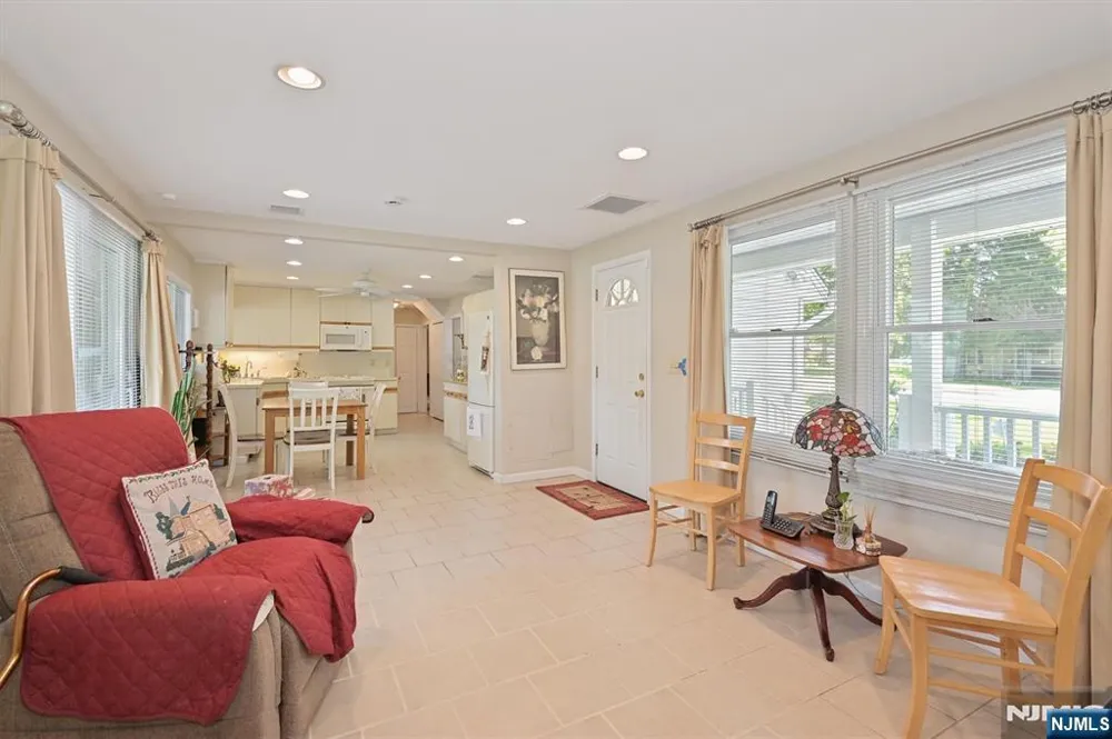 95 Knollwood Drive Paramus, NJ 07652