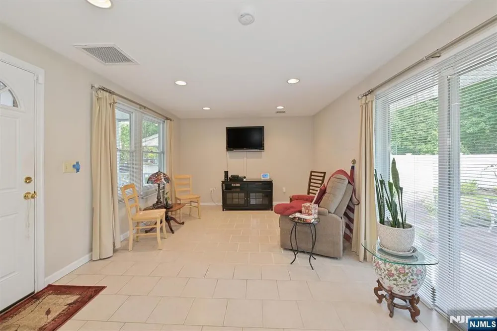 95 Knollwood Drive Paramus, NJ 07652