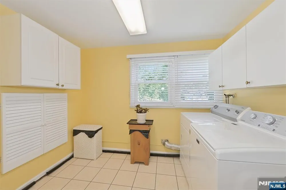 95 Knollwood Drive Paramus, NJ 07652