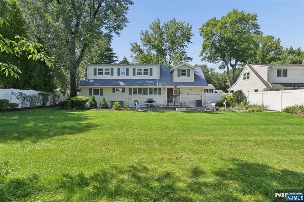 95 Knollwood Drive Paramus, NJ 07652