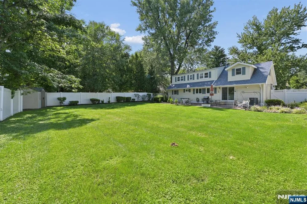95 Knollwood Drive Paramus, NJ 07652