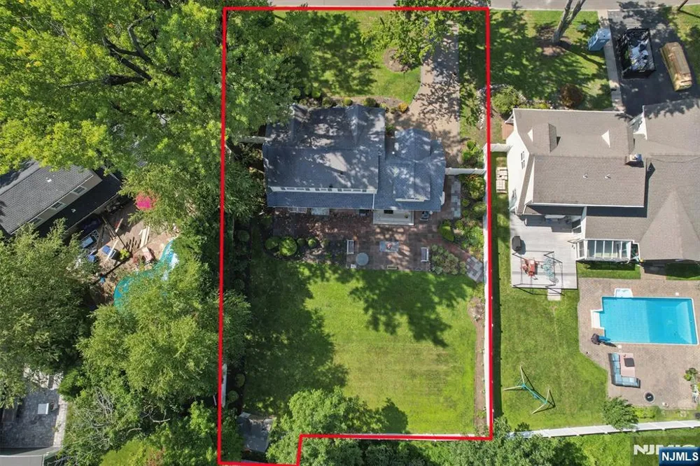 95 Knollwood Drive Paramus, NJ 07652