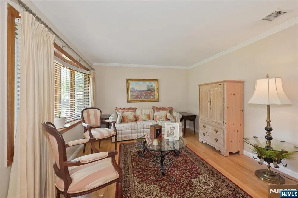 95 Knollwood Drive Paramus, NJ 07652