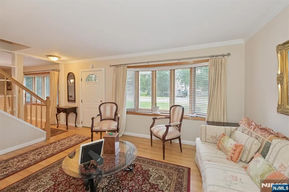 95 Knollwood Drive Paramus, NJ 07652