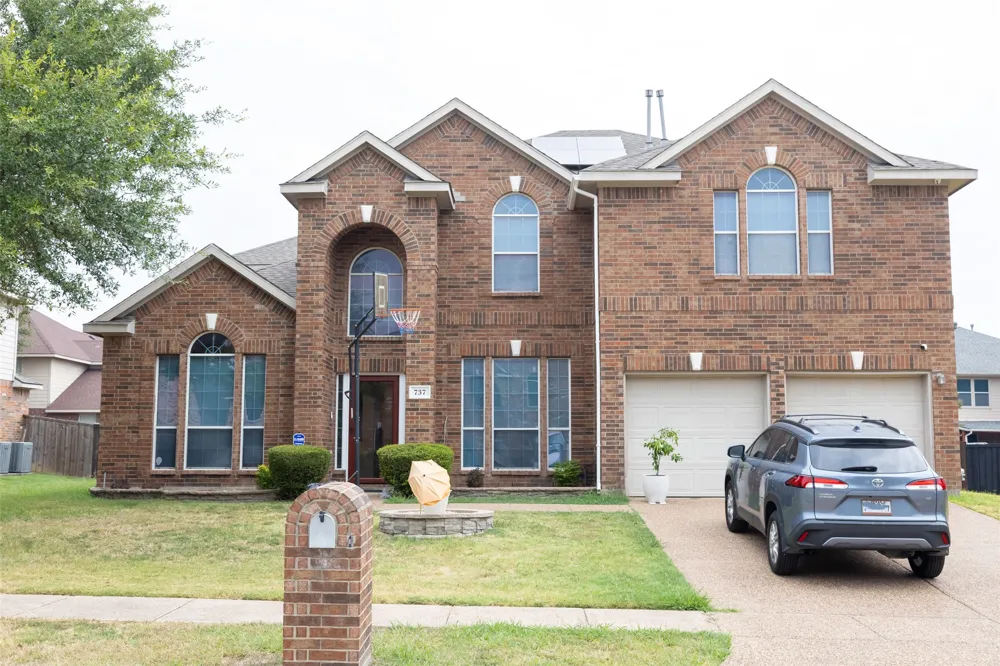 737 Honeysuckle DeSoto, TX 75115