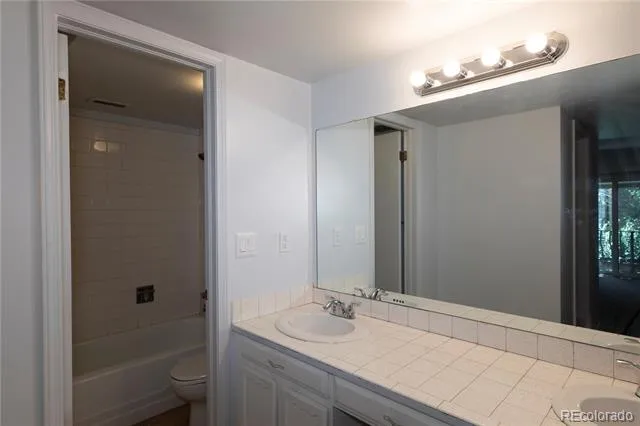 5882 E Ithaca Place #204 Denver, CO 80237