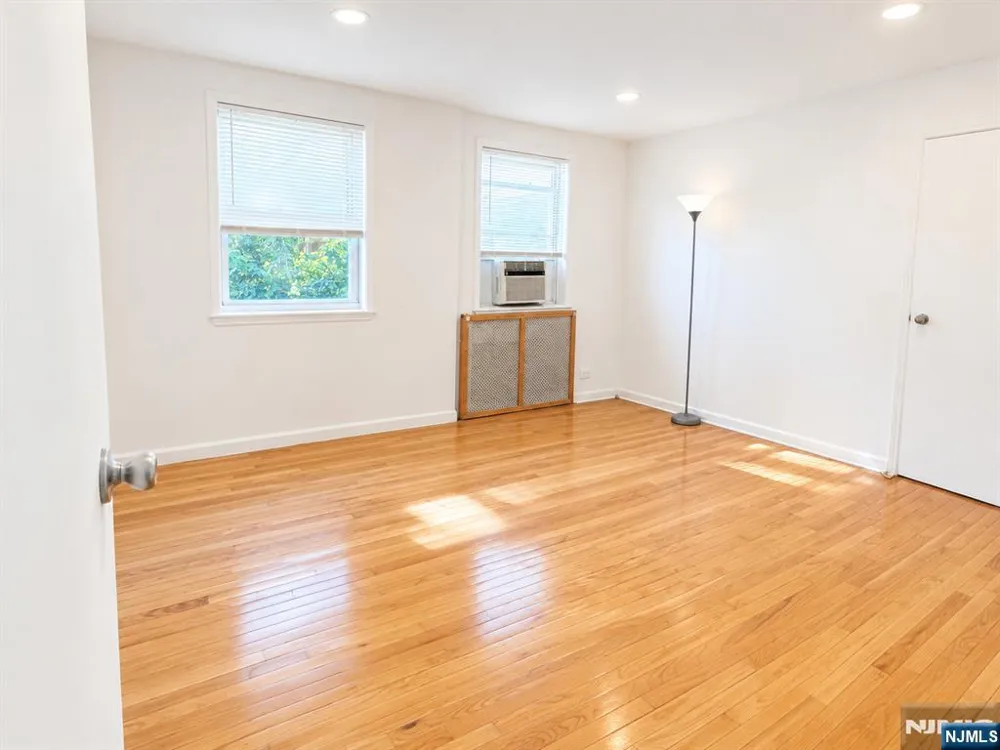 252 12th Palisades Park, NJ 07650