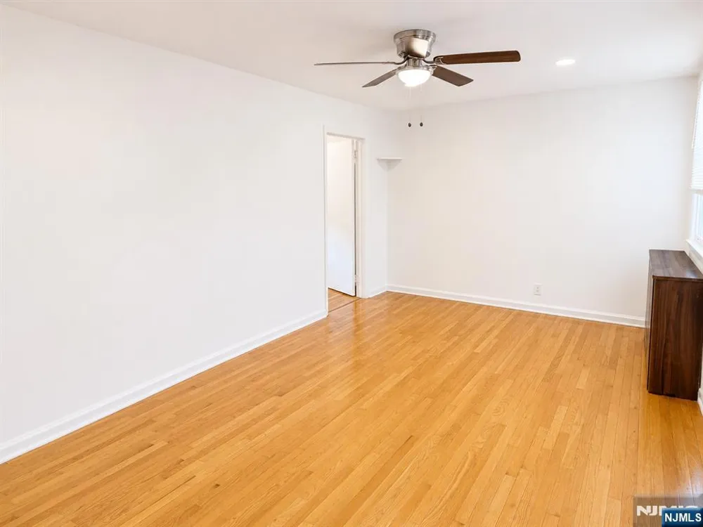 252 12th Palisades Park, NJ 07650