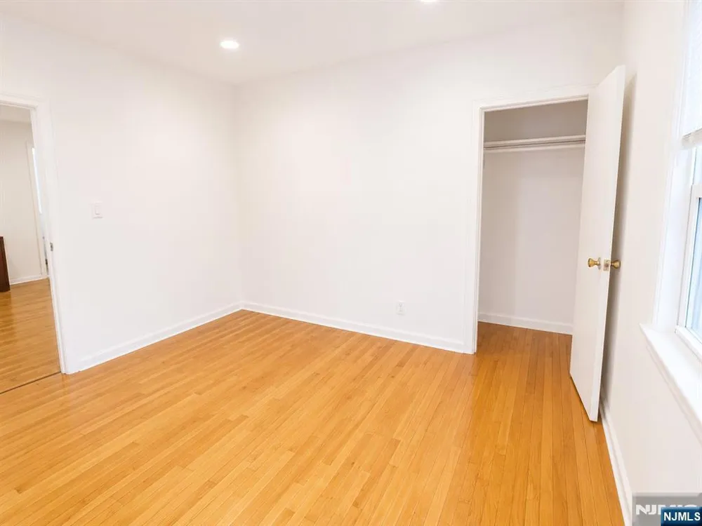 252 12th Palisades Park, NJ 07650