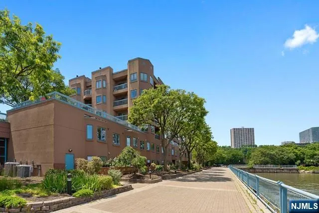 403B Nelson Court Edgewater, NJ 07020