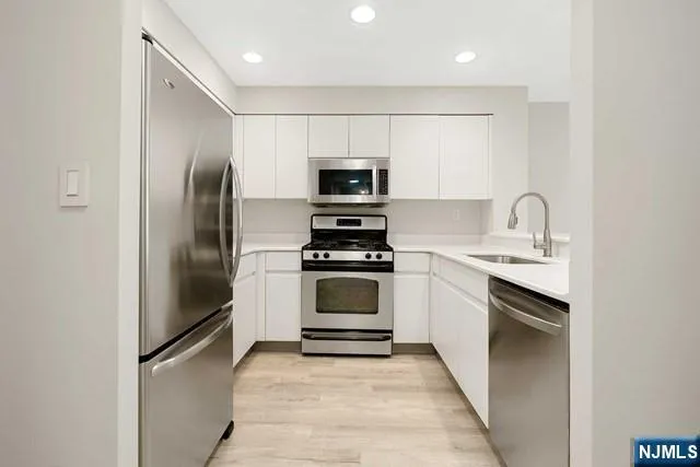 403B Nelson Court Edgewater, NJ 07020