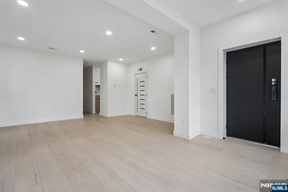 423 Aurora Avenue 1 Cliffside Park, NJ 07010