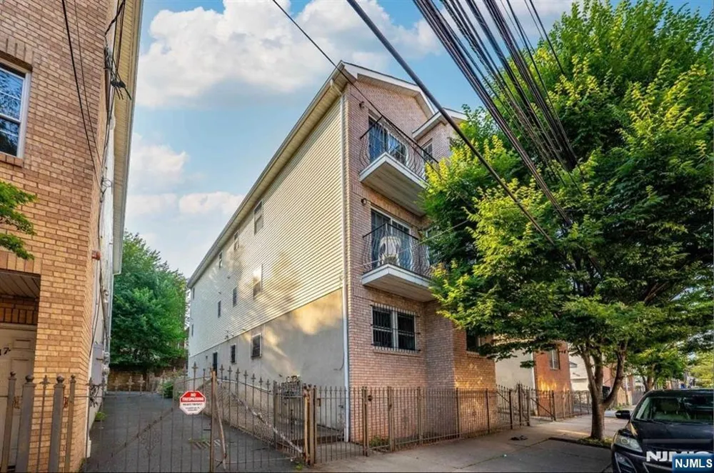 21-23 Norfolk Street Newark, NJ 07103