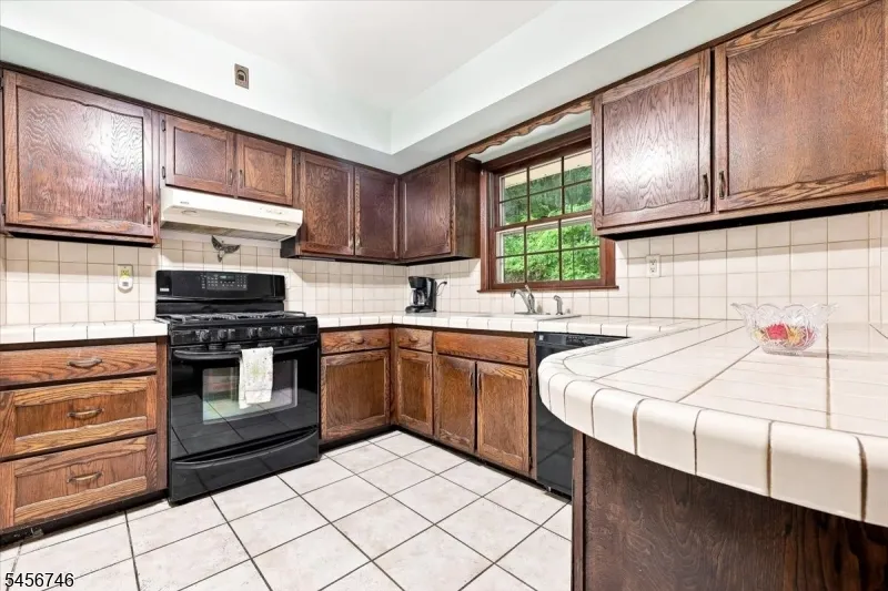 24 Hickory Rd Ringwood, NJ 07456