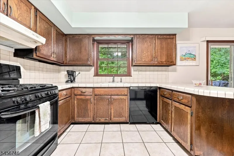 24 Hickory Rd Ringwood, NJ 07456