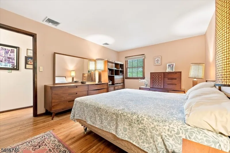 24 Hickory Rd Ringwood, NJ 07456