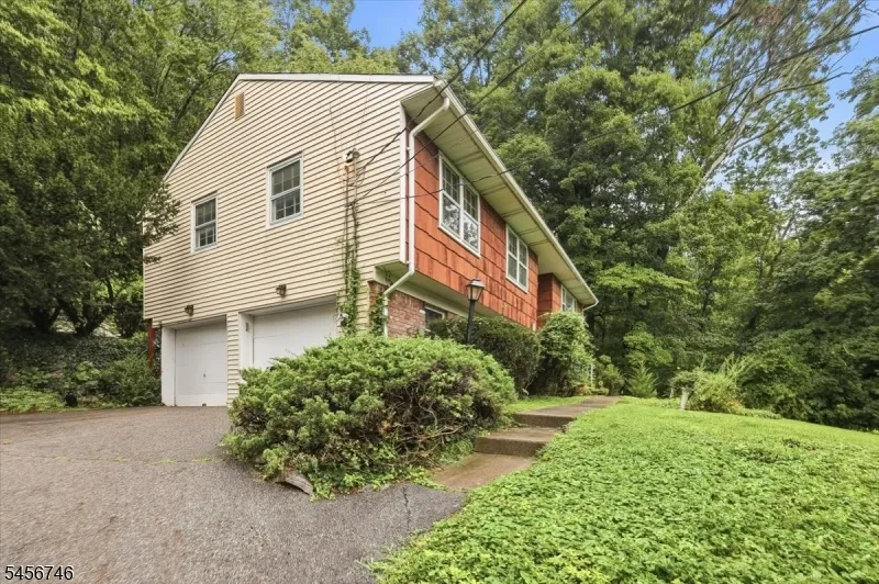 24 Hickory Rd Ringwood, NJ 07456