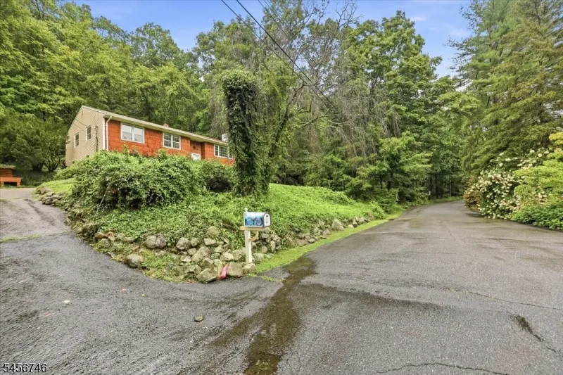 24 Hickory Rd Ringwood, NJ 07456