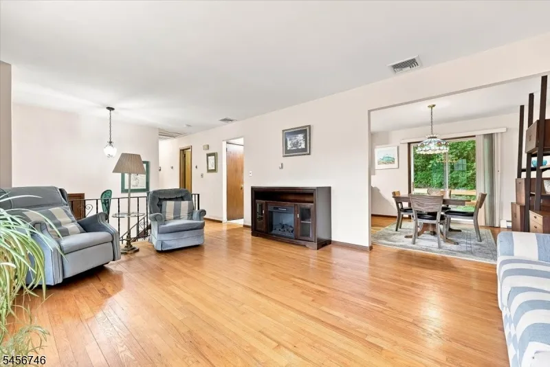 24 Hickory Rd Ringwood, NJ 07456
