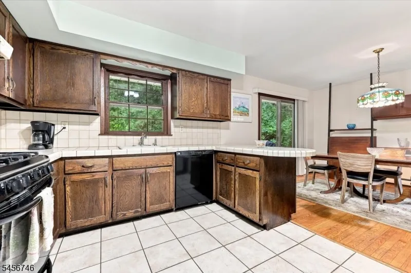 24 Hickory Rd Ringwood, NJ 07456