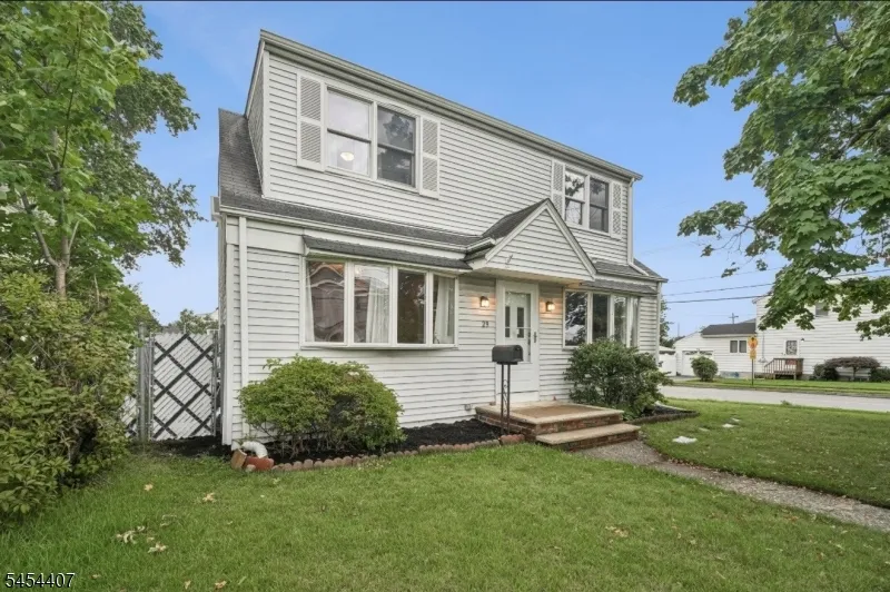 29 Henry St Elmwood Park, NJ 07407