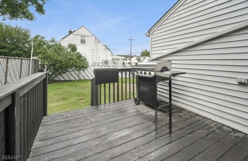29 Henry St Elmwood Park, NJ 07407