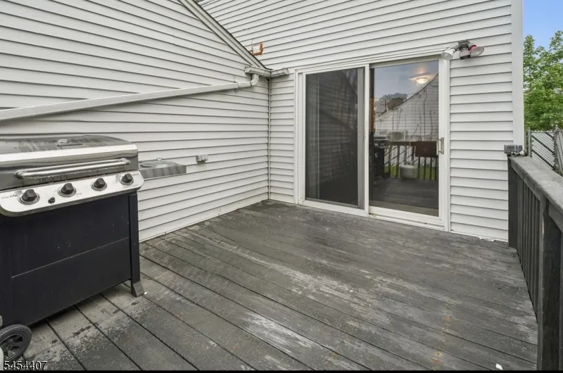 29 Henry St Elmwood Park, NJ 07407