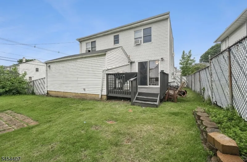 29 Henry St Elmwood Park, NJ 07407