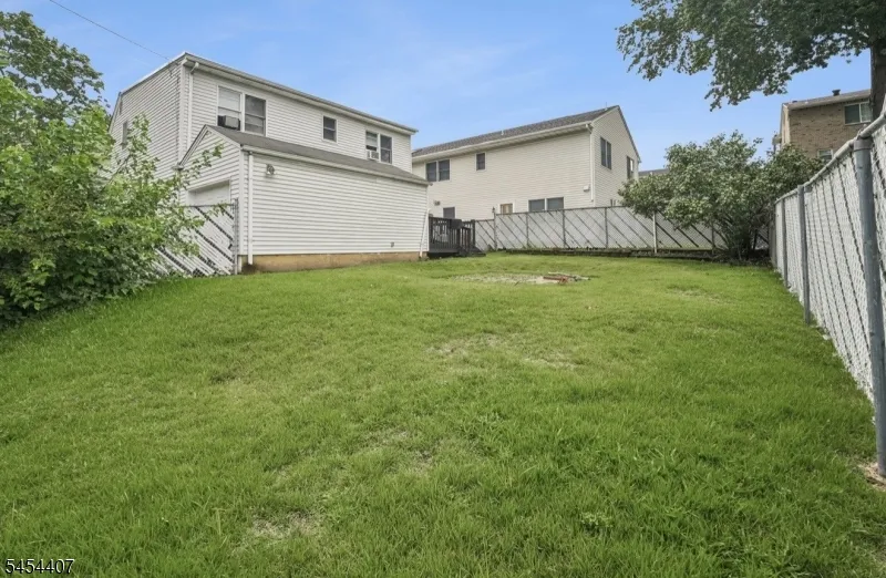29 Henry St Elmwood Park, NJ 07407
