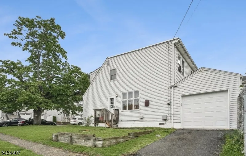 29 Henry St Elmwood Park, NJ 07407