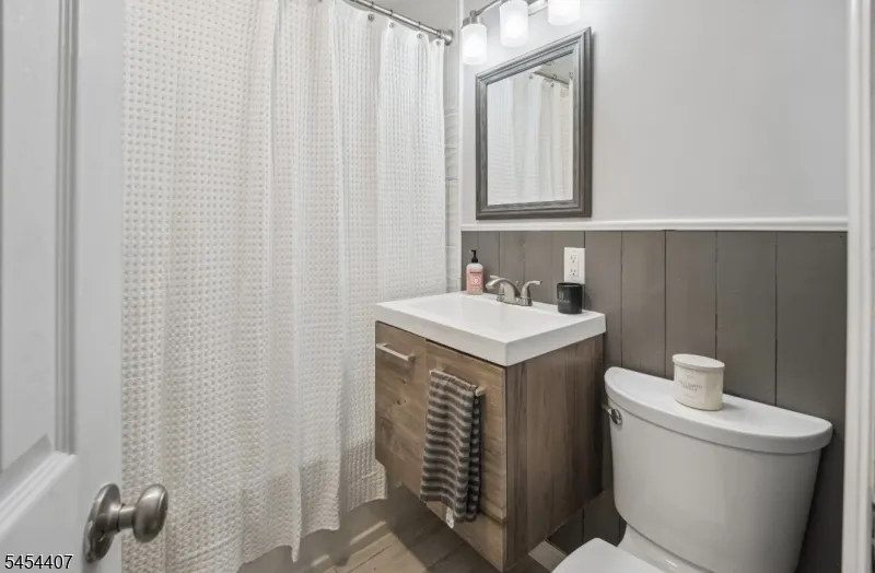 29 Henry St Elmwood Park, NJ 07407