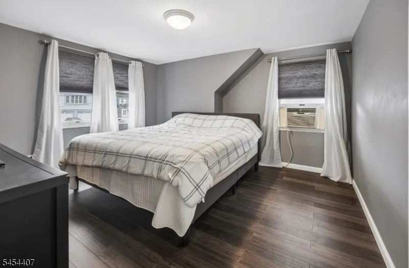 29 Henry St Elmwood Park, NJ 07407
