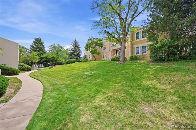 2858 S Vaughn Way Aurora, CO 80014