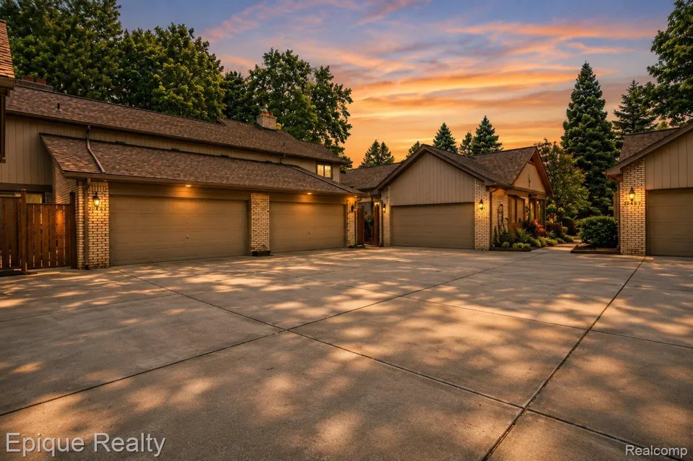 20485 Villa Grande Circle Clinton Charter Township, MI 48038