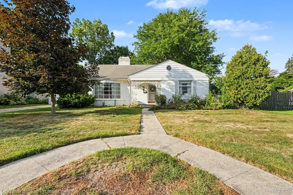 16 Hawthorne Road Village Of Grosse Pointe Shores City, MI 48236