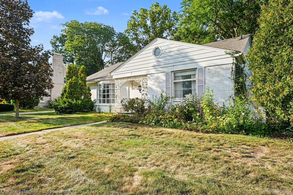 16 Hawthorne Road Village Of Grosse Pointe Shores City, MI 48236