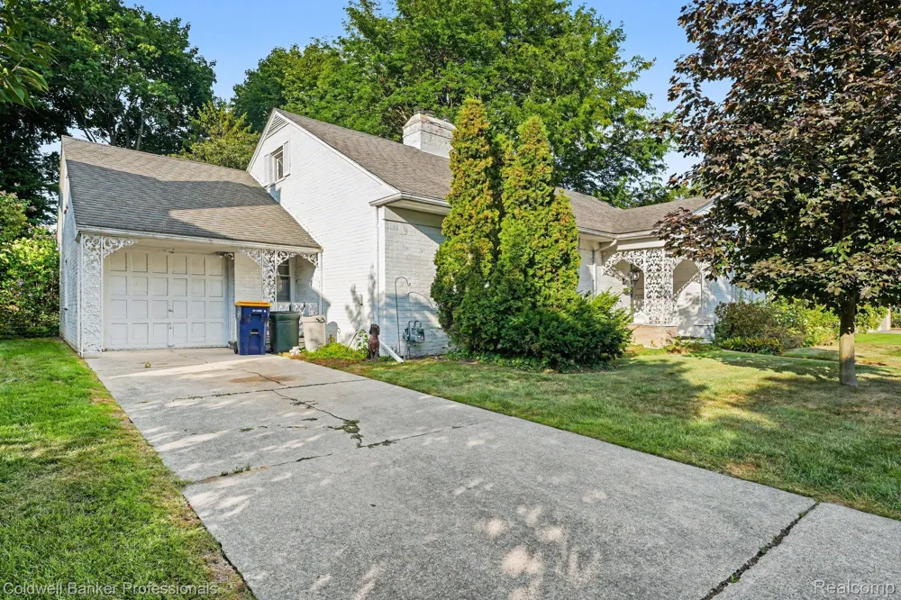 16 Hawthorne Road Village Of Grosse Pointe Shores City, MI 48236
