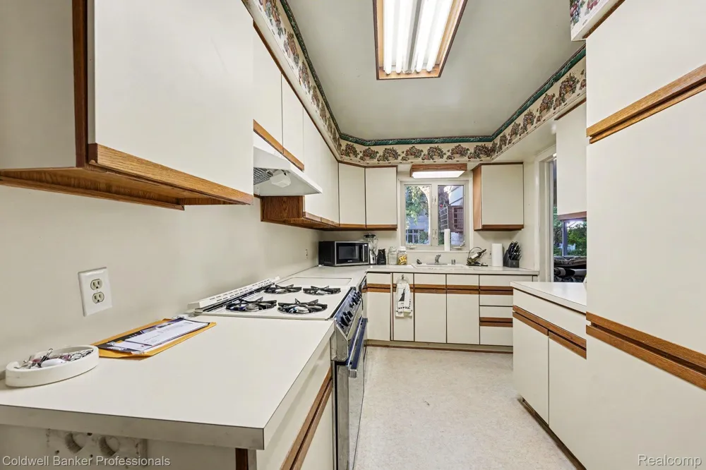 16 Hawthorne Road Village Of Grosse Pointe Shores City, MI 48236